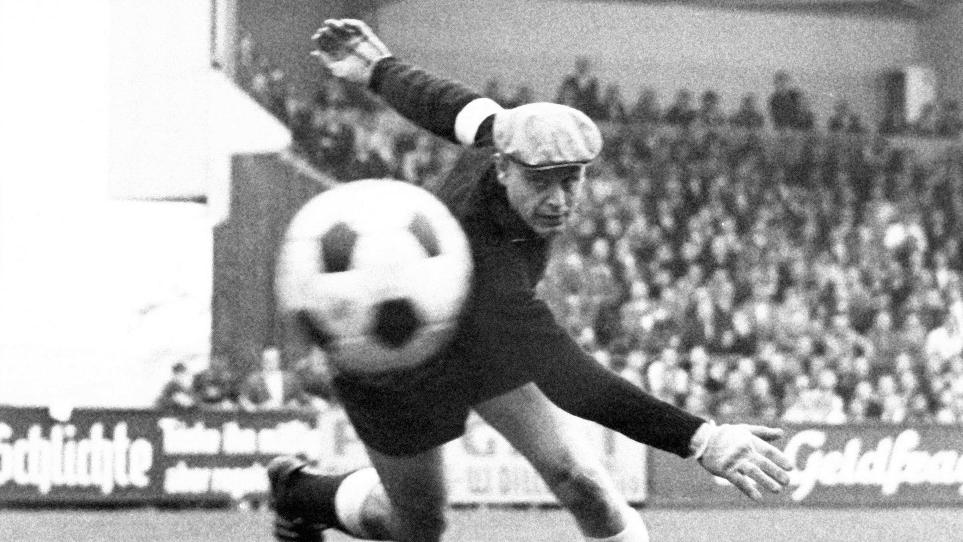 Torwart Günter Sawitzki des VfB Stuttgart in der 1. Bundesliga der Herren in der Saison 1966/1967.