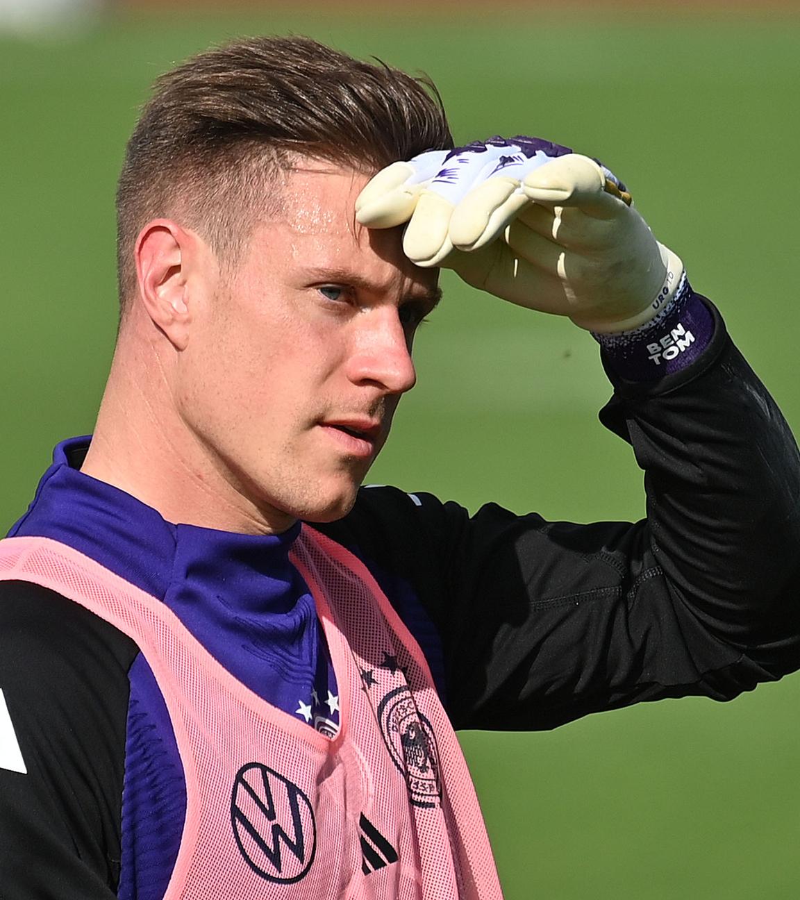 Torwart Marc-André ter Stegen faellt wegen Verletzung monatelang aus.