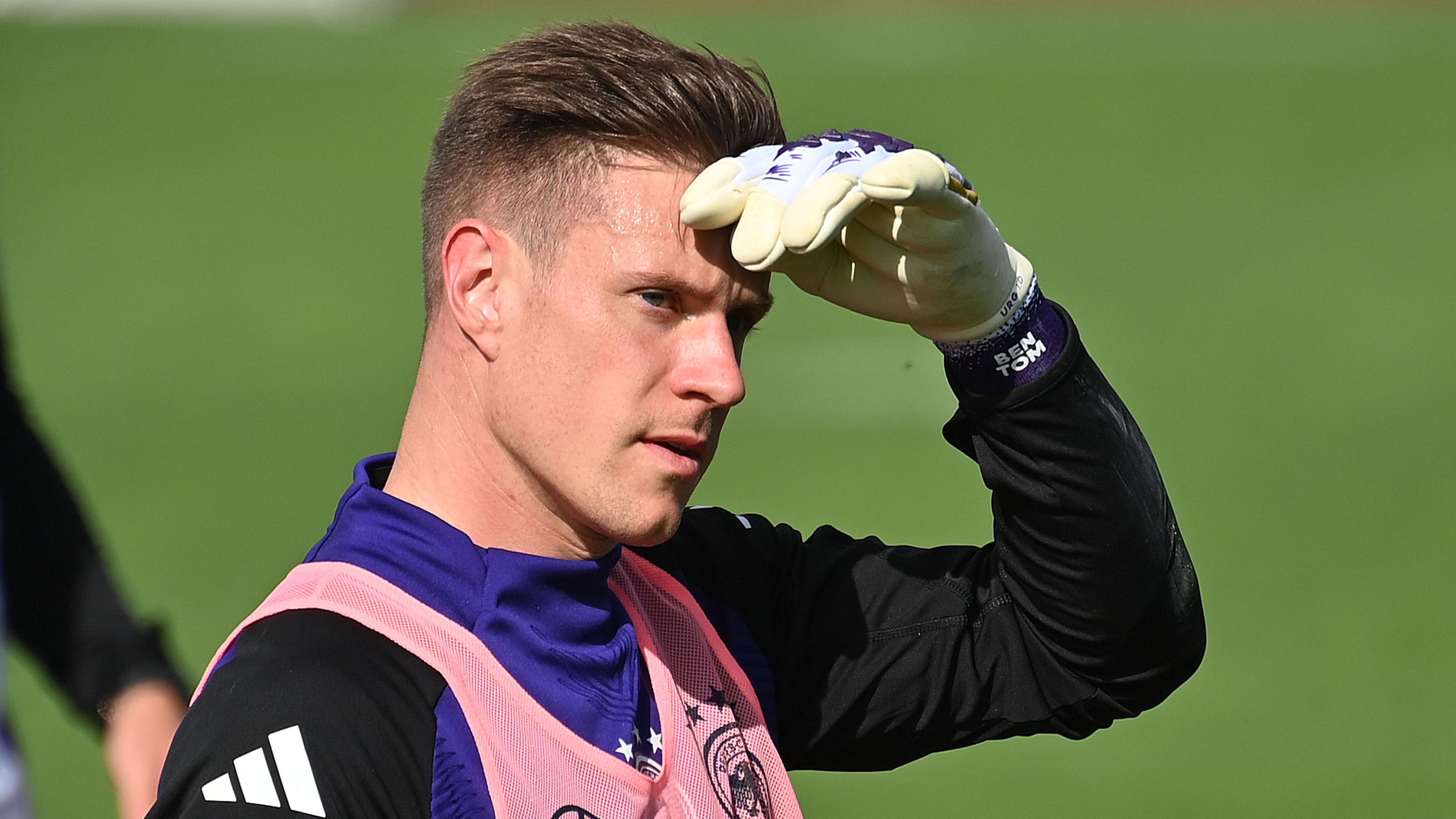 Torwart Marc-André ter Stegen faellt wegen Verletzung monatelang aus.