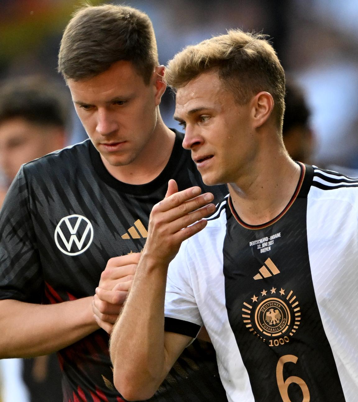Deutschlands Torwart Marc-Andre ter Stegen und Deutschlands Joshua Kimmich (r) nach dem Spiel.
