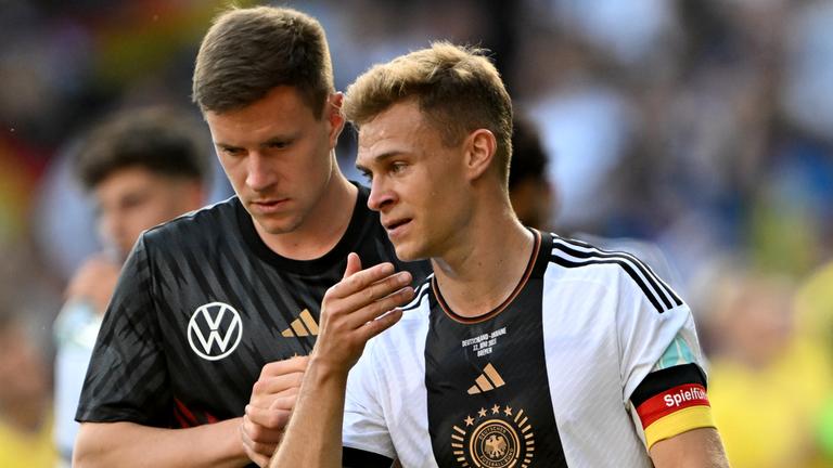 Deutschlands Torwart Marc-Andre ter Stegen und Deutschlands Joshua Kimmich (r) nach dem Spiel.