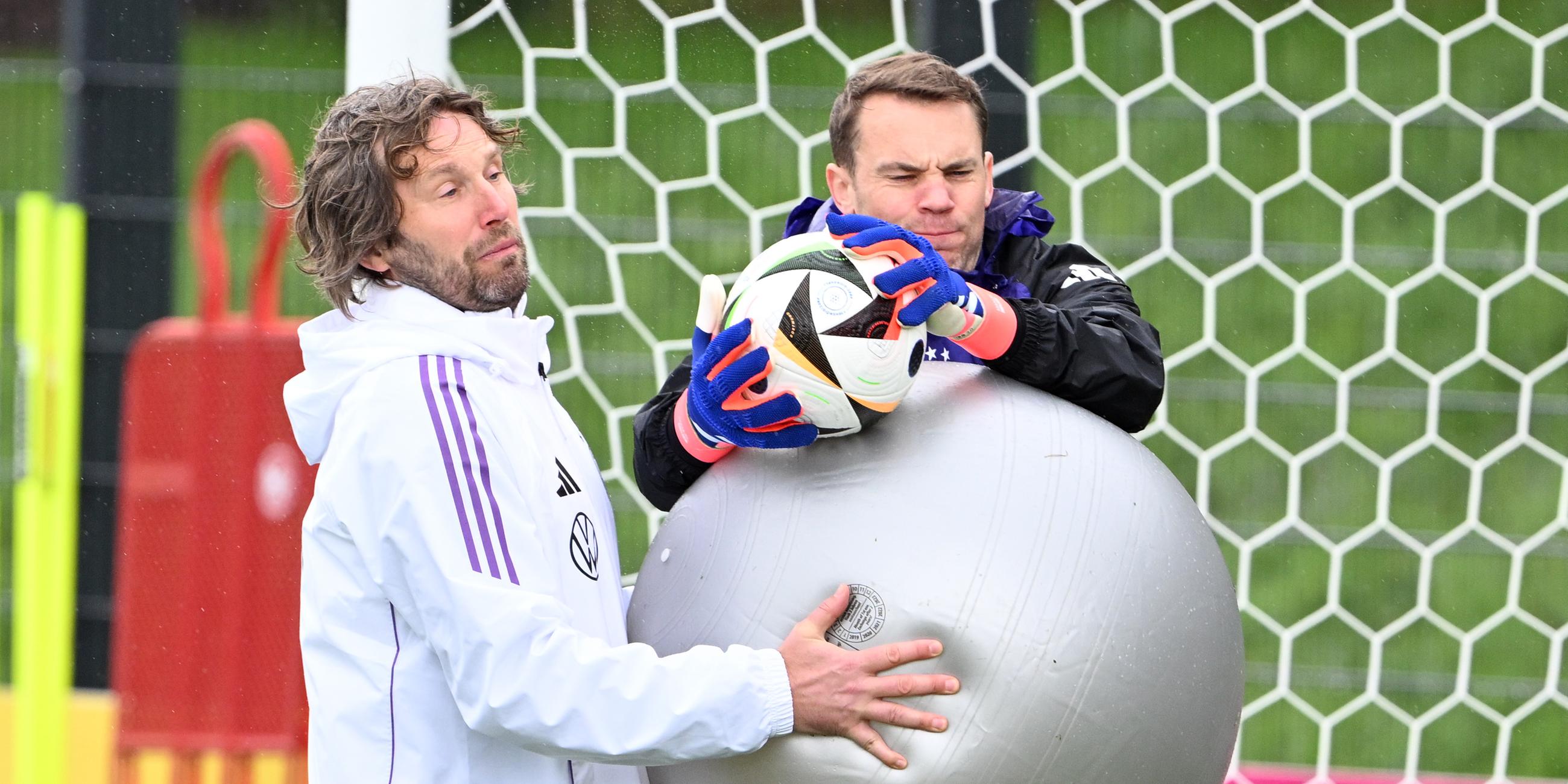 Torwarttrainer Stefan Wessels (l) und Torwart Manuel Neuer