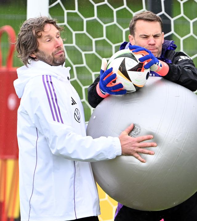 Torwarttrainer Stefan Wessels (l) und Torwart Manuel Neuer