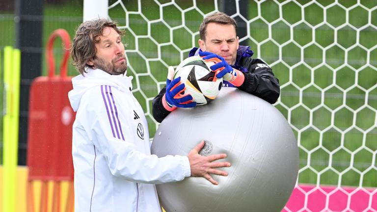 Torwarttrainer Stefan Wessels (l) und Torwart Manuel Neuer