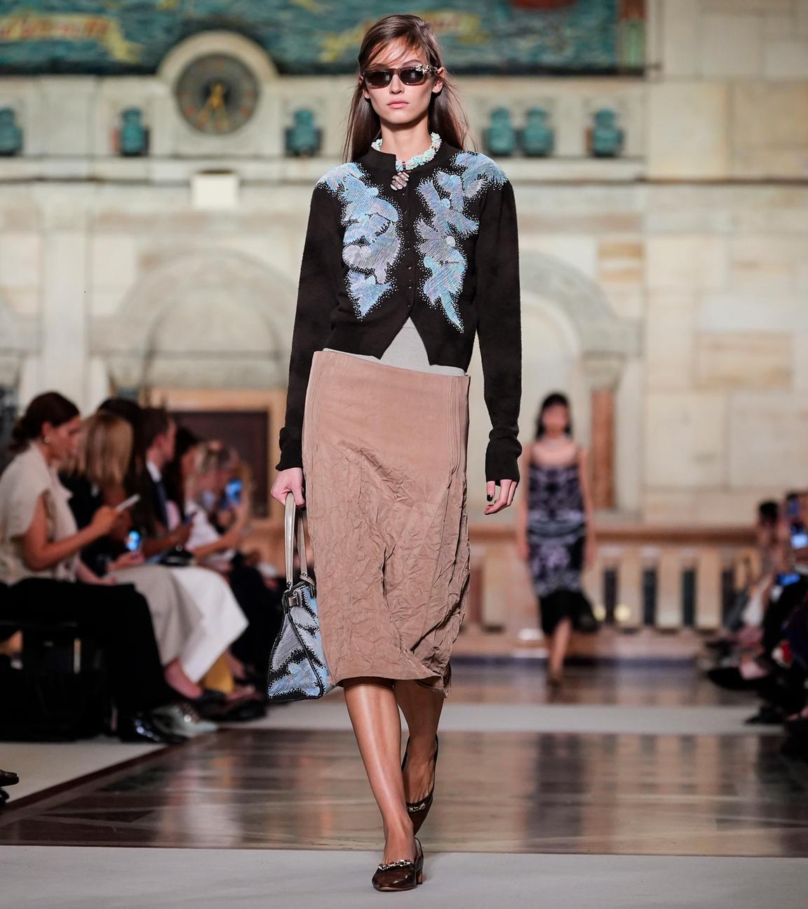 Tory Burch präsentiert vor prominenten Gästen
