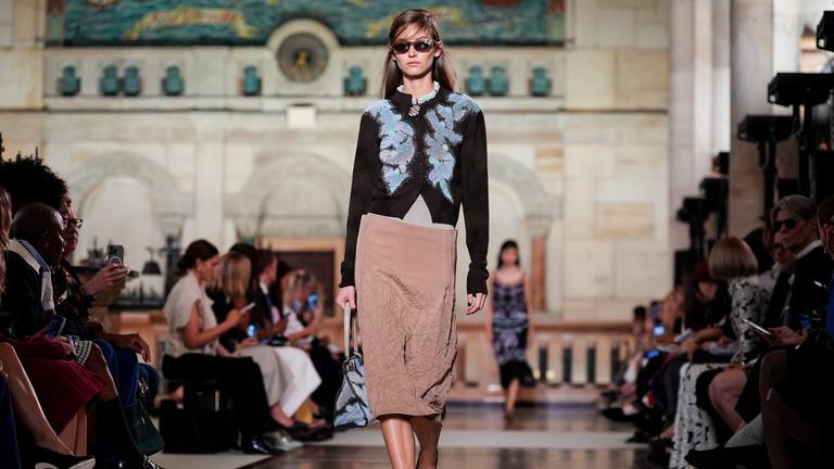 Tory Burch präsentiert vor prominenten Gästen