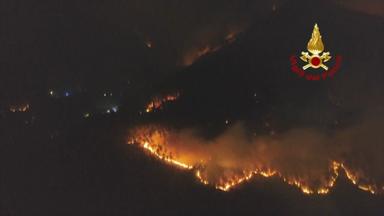 Auf diesem Bild aus einem Video der italienischen Feuerwehr ist Feuer und Rauch bei einem Waldbrand zu sehen. 