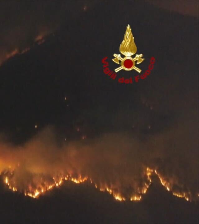 Auf diesem Bild aus einem Video der italienischen Feuerwehr ist Feuer und Rauch bei einem Waldbrand zu sehen. 