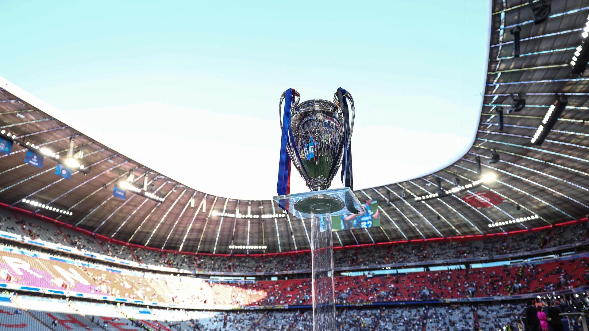 Der Pokal vor dem Finale der Champions League am 31.05.25.