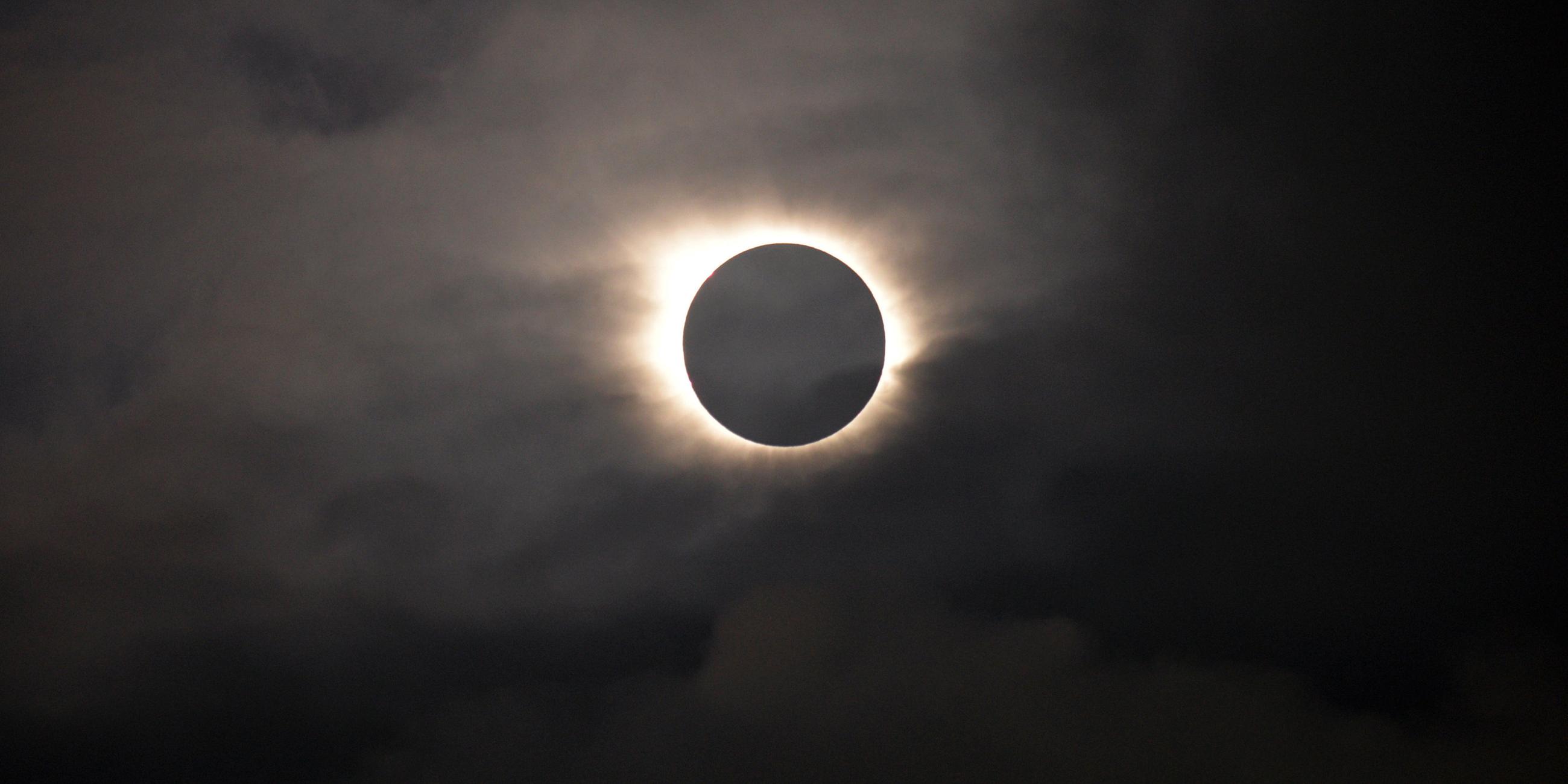 Der Mond schiebt sich bei einer Sonnenfinsternis über die Sonne.