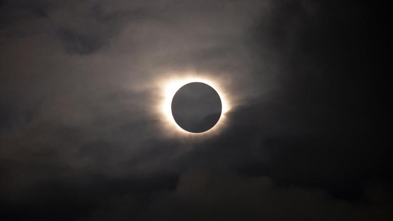 Der Mond schiebt sich bei einer Sonnenfinsternis über die Sonne.