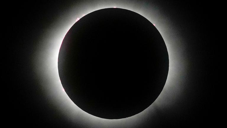 Der Mond verdeckt die Sonne während einer totalen Sonnenfinsternis in Mazatlan, Mexiko am 08.04.2024.