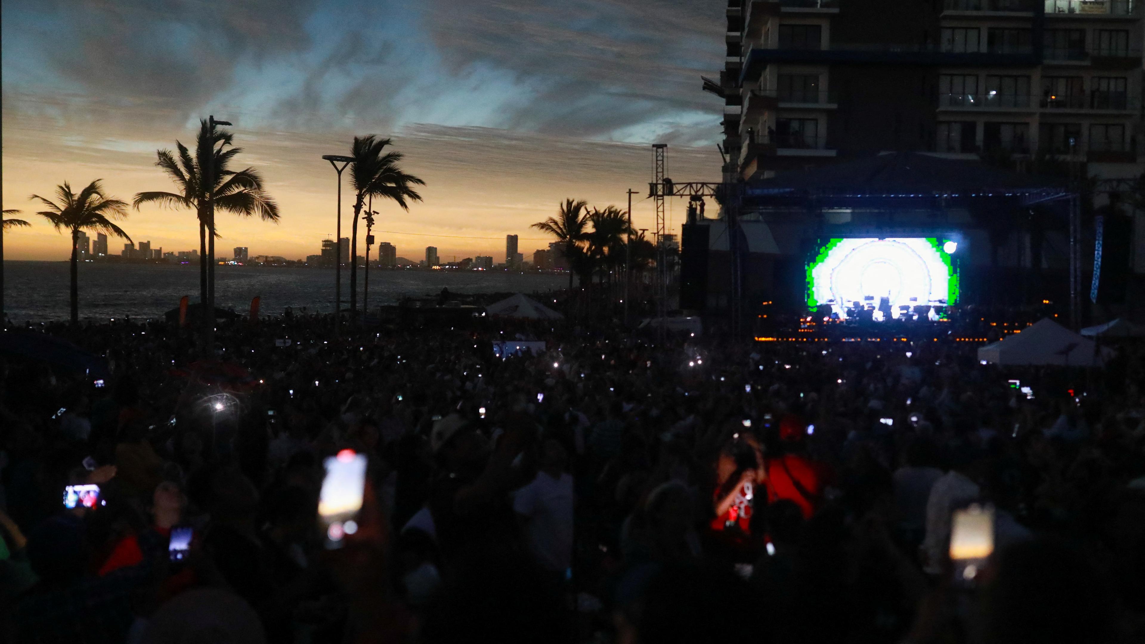 Besucher und Einheimische nutzen ihre Telefone, um die totale Sonnenfinsternis in Mazatlan, Mexiko zu beobachten.