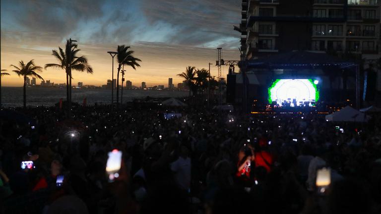 Besucher und Einheimische nutzen ihre Telefone, um die totale Sonnenfinsternis in Mazatlan, Mexiko zu beobachten.