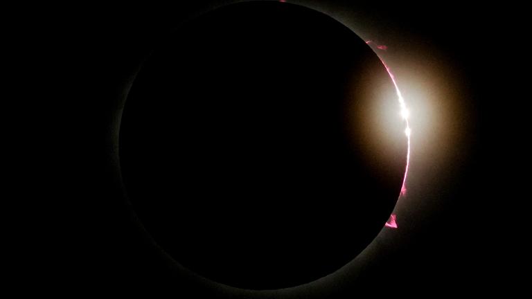 Mexiko, Mazatlan: Der Mond verdeckt fast vollständig die Sonne während der totalen Sonnenfinsternis.
