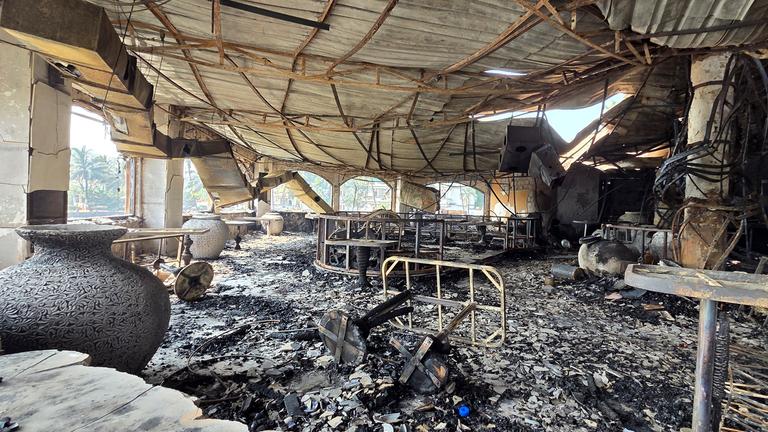 07.12.2025, Indien, Arpora: Die verkohlten Innenräume eines Nachtclubs, der am frühen Sonntag in Brand geraten war, sind in Arpora, Goa, zu sehen.