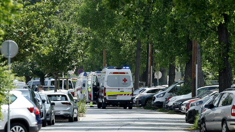 Einsatzfahrzeuge in der Nähe des Tatorts in Graz (Österreich), aufgenommen am 10.06.2025