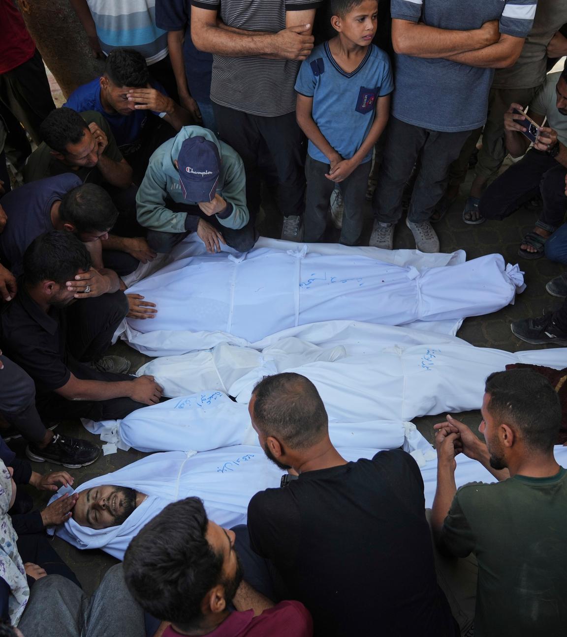 Angehörige trauern um Leichen, die bei israelischen Angriffen auf den Gazastreifen getötet wurden, im Al-Shifa-Krankenhaus in Gaza-Stadt am Samstag, den 28. Juni 2025.