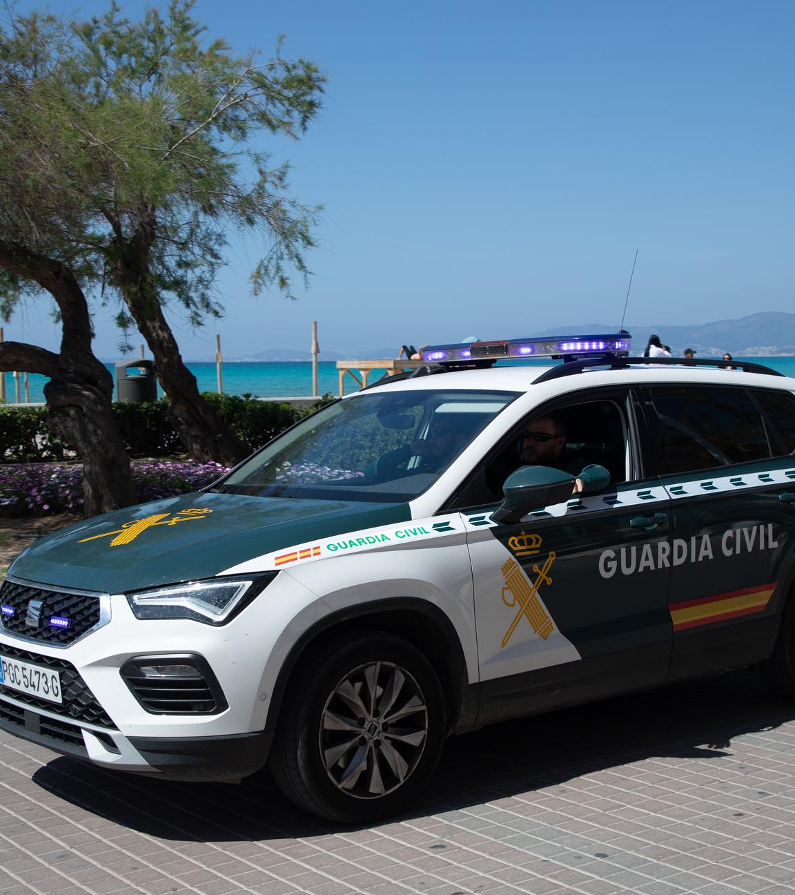 Ein Auto der Guardia Civil steht am Strand von Playa de Palma.
