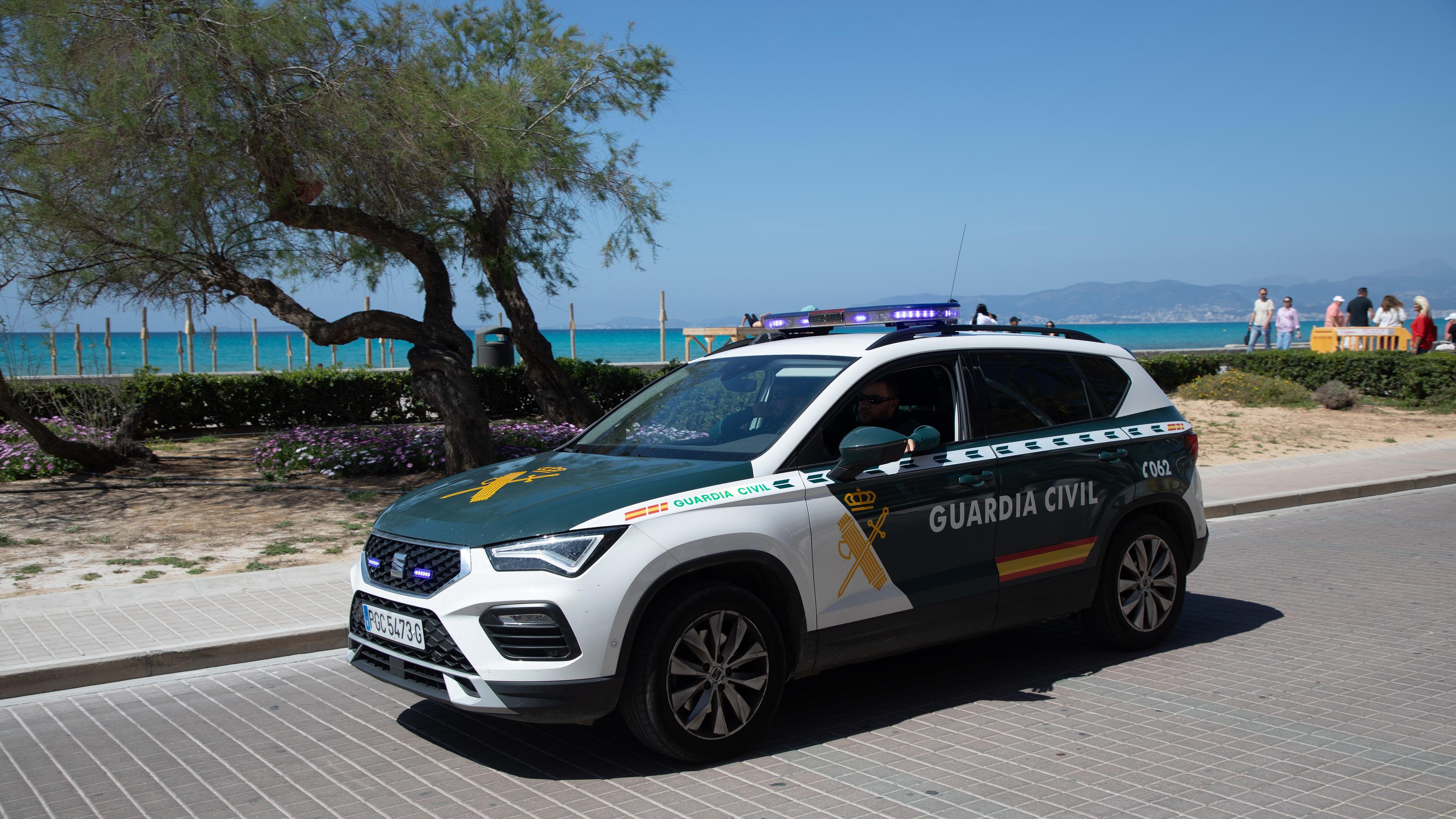 Ein Auto der Guardia Civil steht am Strand von Playa de Palma.