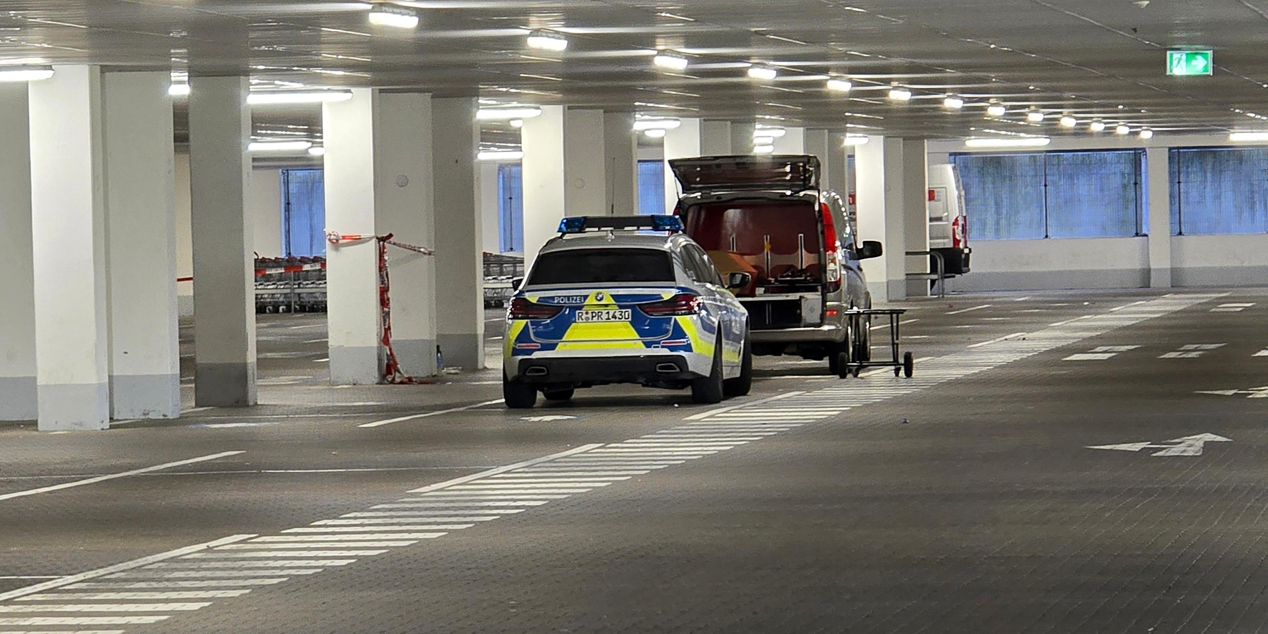 Einsatzkräfte der Kriminalpolizeiinspektion Regensburg ermitteln in der Tiefgarage eines Baumarkts