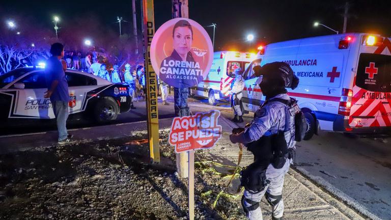  Sicherheitskräfte riegeln das Gebiet ab, nachdem eine Bühne während einer Veranstaltung des Präsidentschaftskandidaten Máynez aufgrund einer Windböe zusammengebrochen ist.