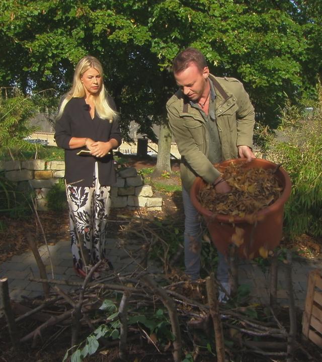 Nadine Krüger mit Tierschützer Christian Ehrlich im Gespräch. Christian Ehrlich verteilt gerade Blätter auf eine sogeannte "Totholzecke".