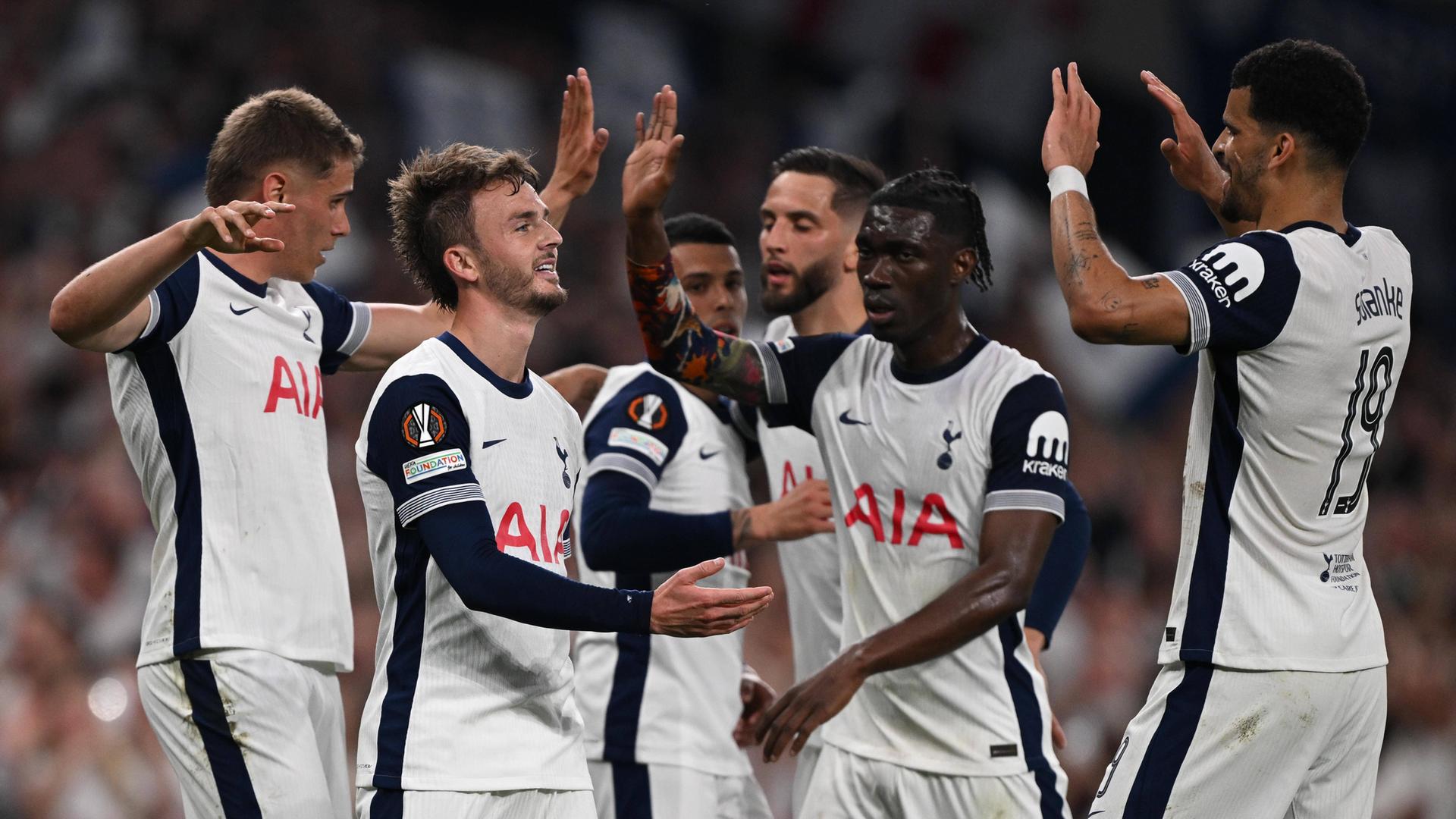 Tottenhams Mittelfeldspieler James Maddison (10)feiert sein Tor zum 2:0 mit seinen Teamkollegen.