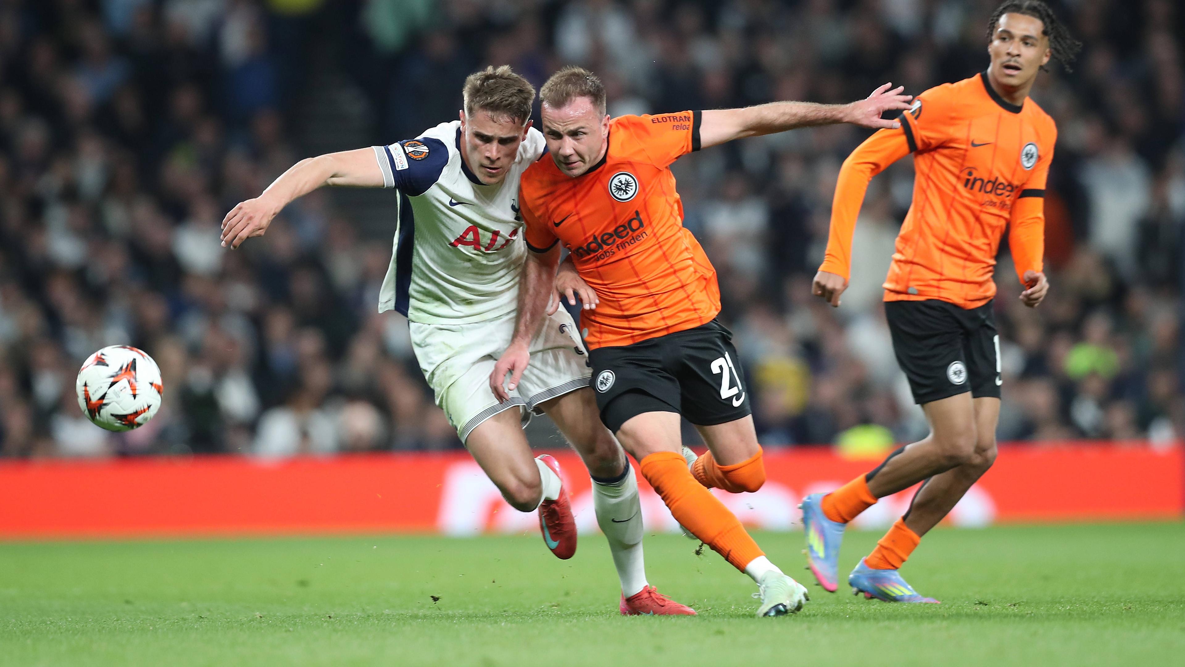 Europa League, Tottenham Hotspur - Eintracht Frankfurt: Micky van de Ven (links/Tottenham) bedrängt Mario Götze