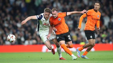Europa League, Tottenham Hotspur - Eintracht Frankfurt: Micky van de Ven (links/Tottenham) bedrängt Mario Götze