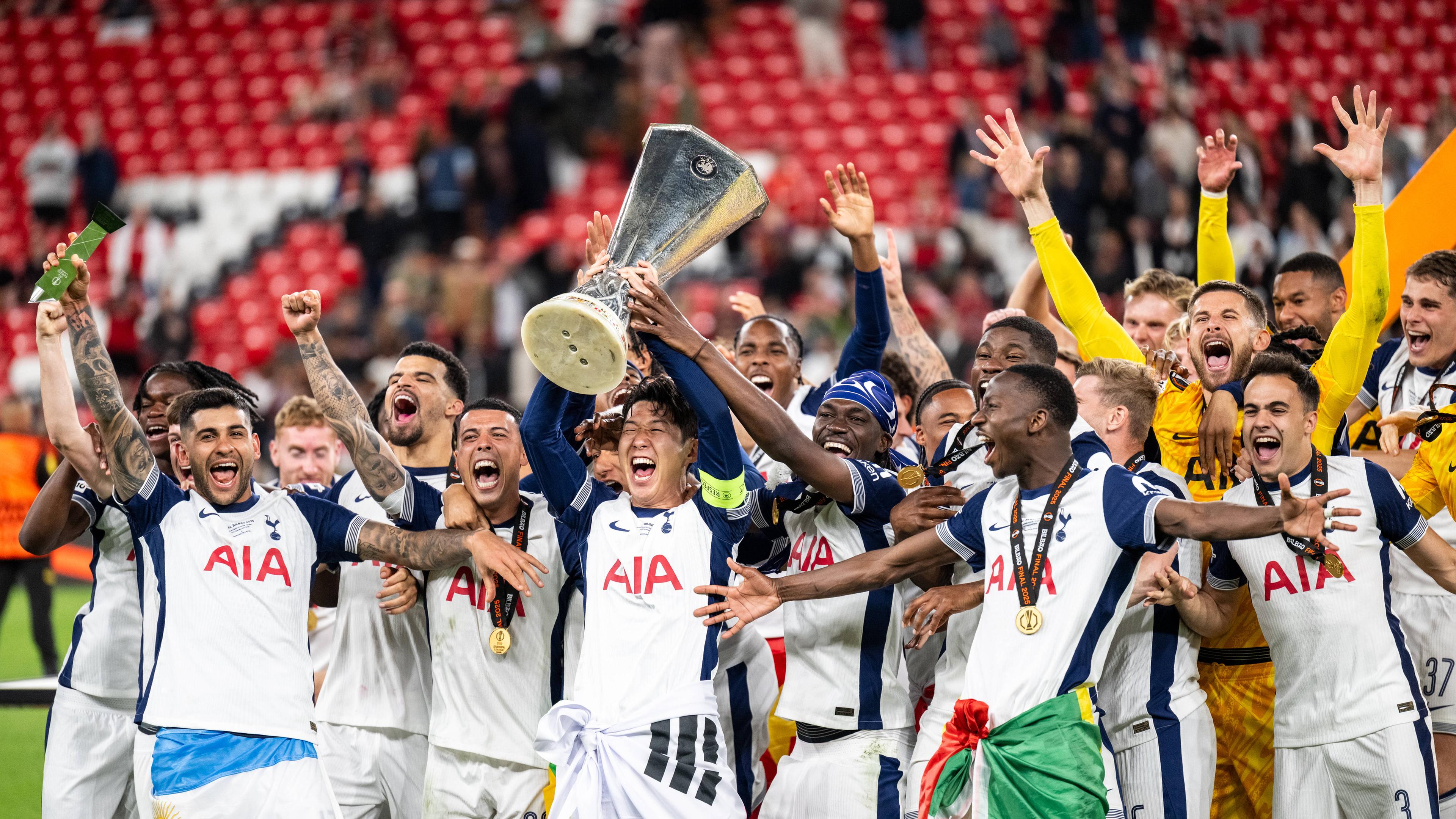 21. Mai 2025: Kapitän Son Heung-Min (7) und seine Mannschaftskameraden von Tottenham Hotspur feiern den Sieg im Finale der UEFA Europa League zwischen Tottenham Hotspur und Manchester United, ManU im San Mames in Bilbao.