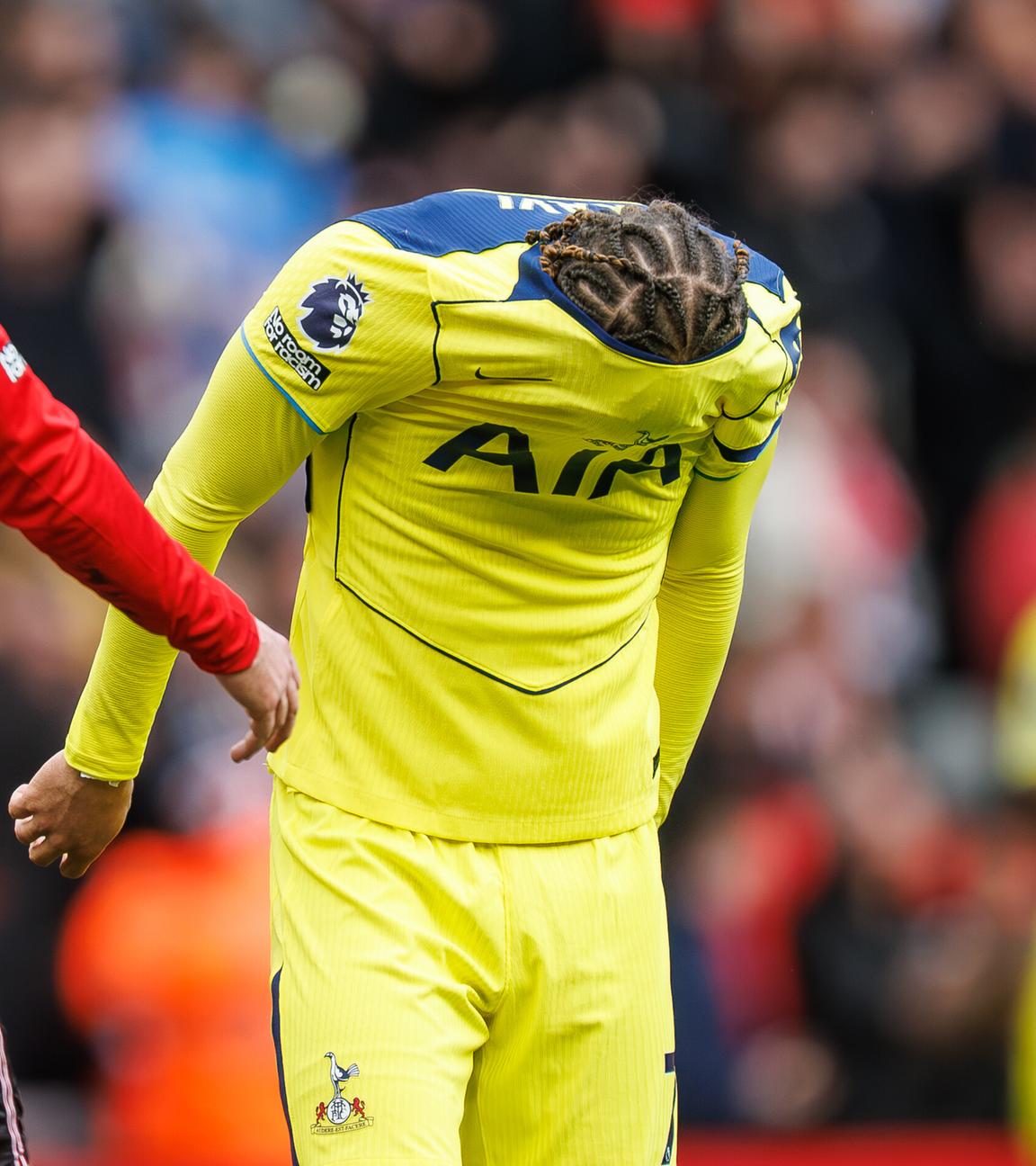 Xavi Simons zieht das Trikot über den Kopf