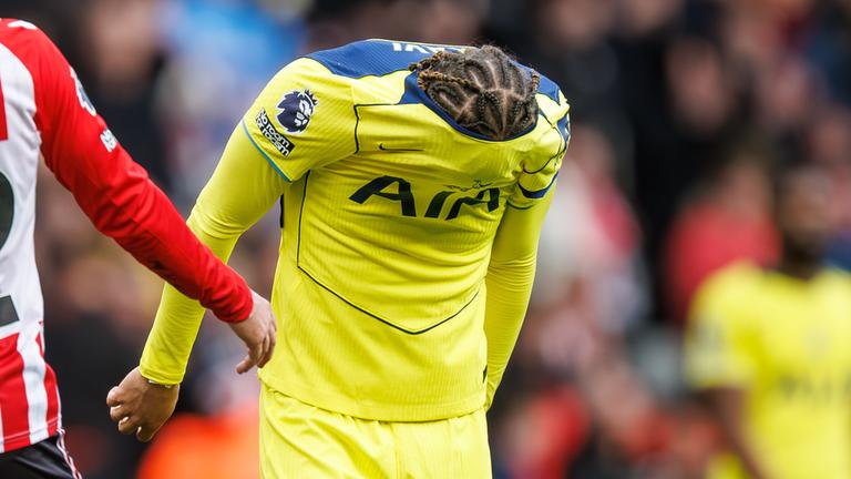 Xavi Simons zieht das Trikot über den Kopf