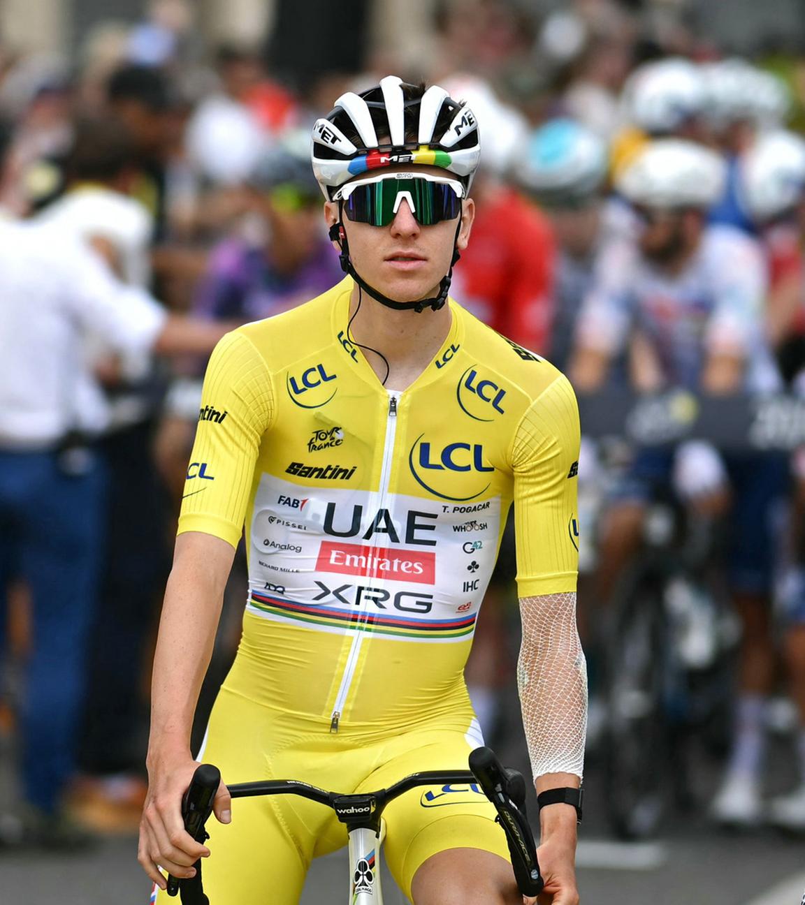 (v.l.) Jonathan Milan (Grünes Trikot), Tadej Pogačar (Gelbes Trikot) und Lenny Martinez (Gepunktetes Trikot) vor dem Start der 15. Etappe der Tour de France 2025 von Muret nach Carcassonne.