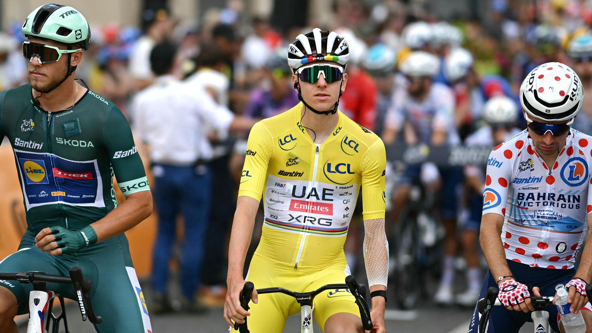 (v.l.) Jonathan Milan (Grünes Trikot), Tadej Pogačar (Gelbes Trikot) und Lenny Martinez (Gepunktetes Trikot) vor dem Start der 15. Etappe der Tour de France 2025 von Muret nach Carcassonne.
