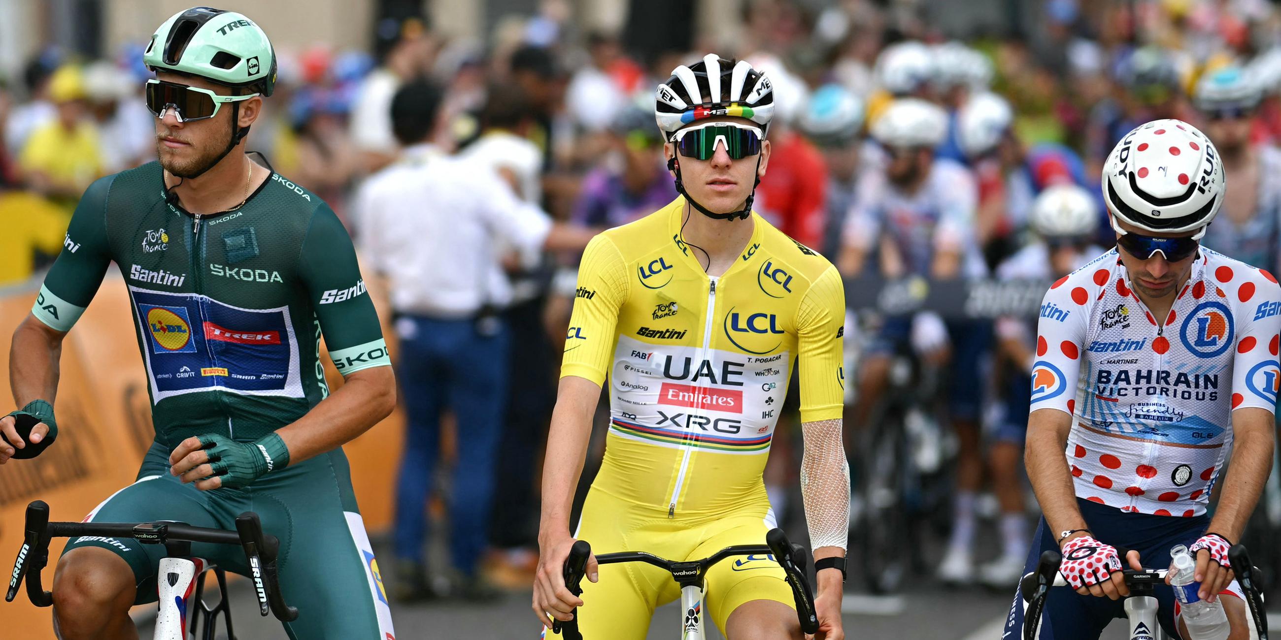 (v.l.) Jonathan Milan (Grünes Trikot), Tadej Pogačar (Gelbes Trikot) und Lenny Martinez (Gepunktetes Trikot) vor dem Start der 15. Etappe der Tour de France 2025 von Muret nach Carcassonne.