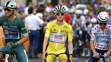 (v.l.) Jonathan Milan (Grünes Trikot), Tadej Pogačar (Gelbes Trikot) und Lenny Martinez (Gepunktetes Trikot) vor dem Start der 15. Etappe der Tour de France 2025 von Muret nach Carcassonne.