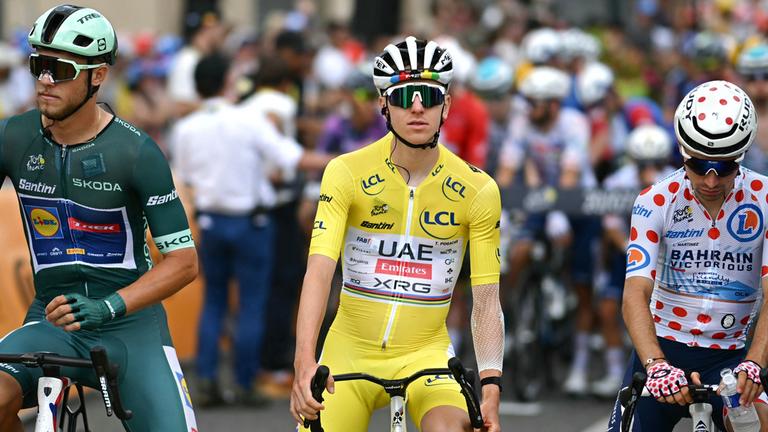 (v.l.) Jonathan Milan (Grünes Trikot), Tadej Pogačar (Gelbes Trikot) und Lenny Martinez (Gepunktetes Trikot) vor dem Start der 15. Etappe der Tour de France 2025 von Muret nach Carcassonne.