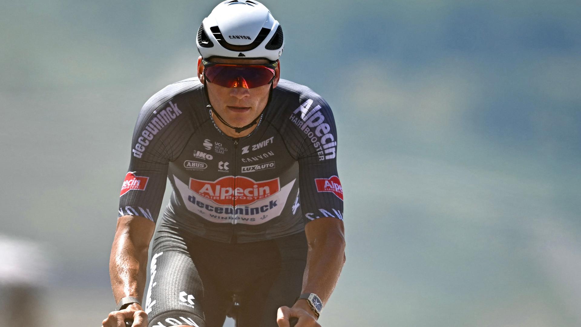 Der Niederländer Mathieu van der Poel vom Team Alpecin-Deceuninck fährt am 18. Juli 2025 beim Einzelzeitfahren über 10,9 km zwischen Loudenvielle und Peyragudes in den Pyrenäen ins Ziel der 13. Etappe der 112. Tour de France.