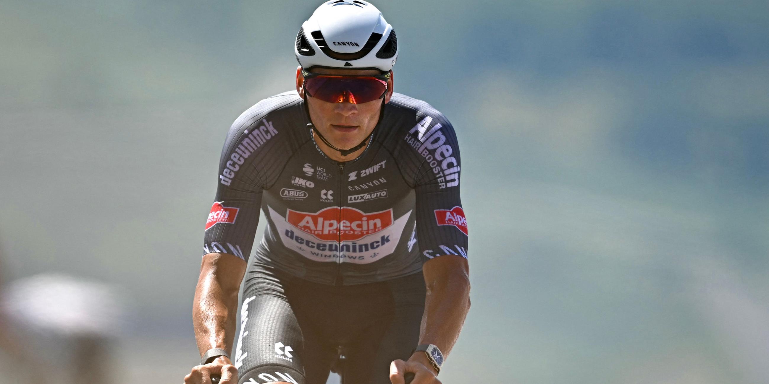 Der Niederländer Mathieu van der Poel vom Team Alpecin-Deceuninck fährt am 18. Juli 2025 beim Einzelzeitfahren über 10,9 km zwischen Loudenvielle und Peyragudes in den Pyrenäen ins Ziel der 13. Etappe der 112. Tour de France.