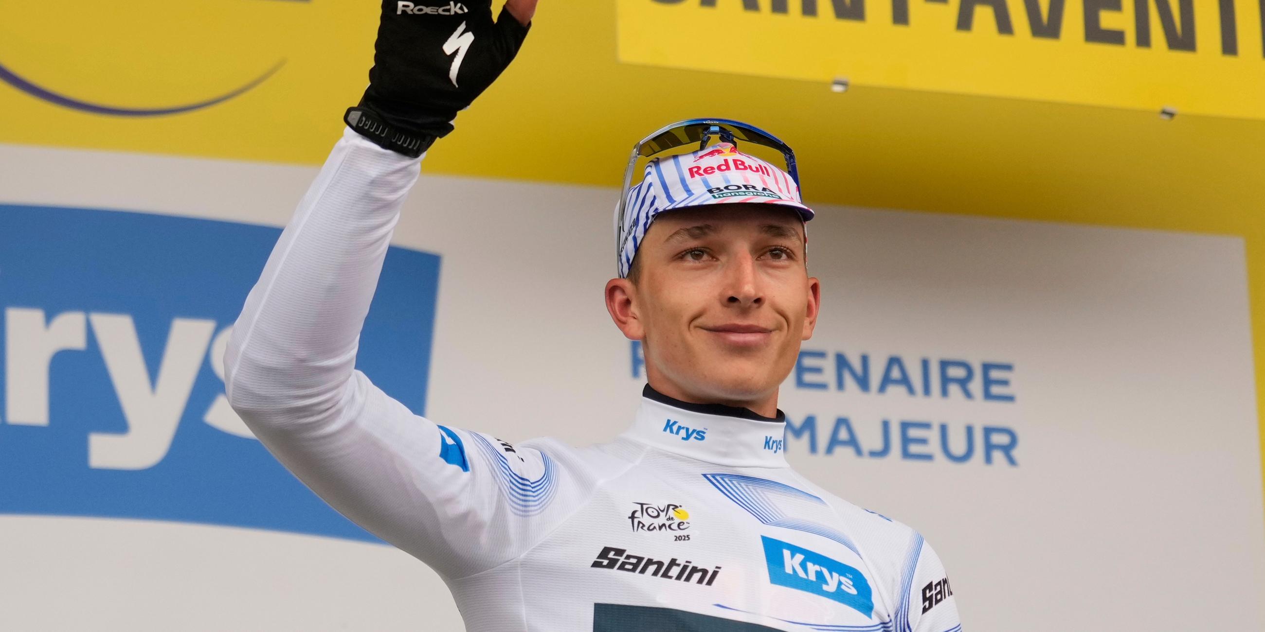 Tour de France, 14. Etappe, Pau - Luchon Superbagneres (182,6 km): Der Deutsche Florian Lipowitz, der das Weiße Trikot des besten Nachwuchsfahrers trägt, jubelt auf dem Podium.