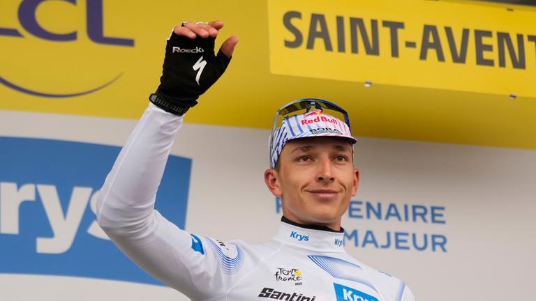 Tour de France, 14. Etappe, Pau - Luchon Superbagneres (182,6 km): Der Deutsche Florian Lipowitz, der das Weiße Trikot des besten Nachwuchsfahrers trägt, jubelt auf dem Podium.