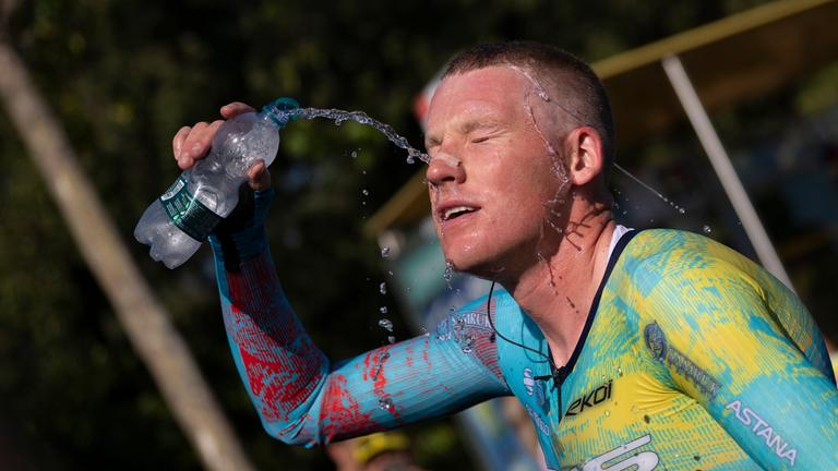 Ein Fahrer des Astana-Teams spritzt sich Wasser aus seiner Trinkflasche ins Gesicht