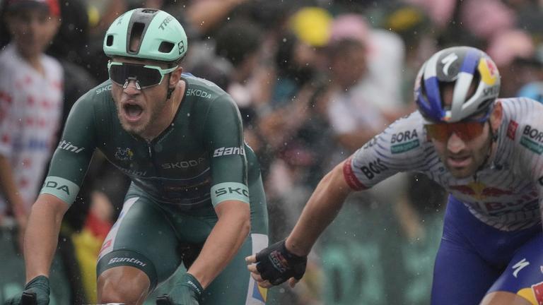 Jonathan Milan sprintet auf der 17. Etappe vor Jordi Meeus als Erster ins Ziel.