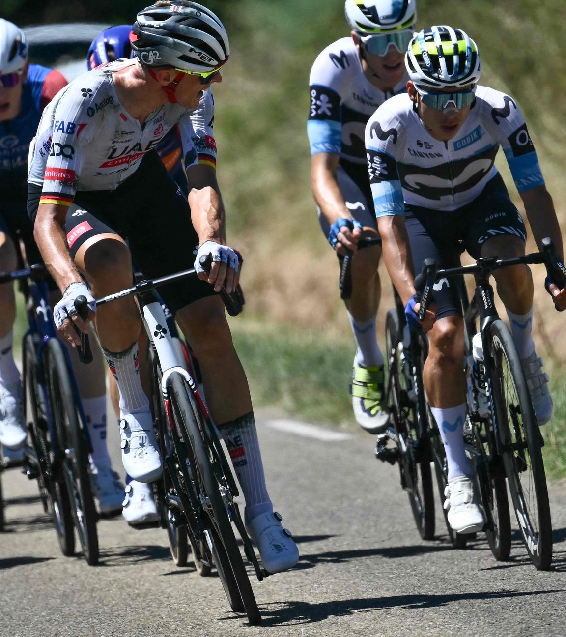 Dieses Foto vom 22. Juli 2025 zeigt den deutschen Fahrer Nils Politt (Mitte) vom UAE Team Emirates – XRG, wie er den spanischen Fahrer Pablo Castrillo (rechts) vom Movistar Team nach seinem Ausreißversuch während der 16. Etappe der 112. Ausgabe der Tour de France