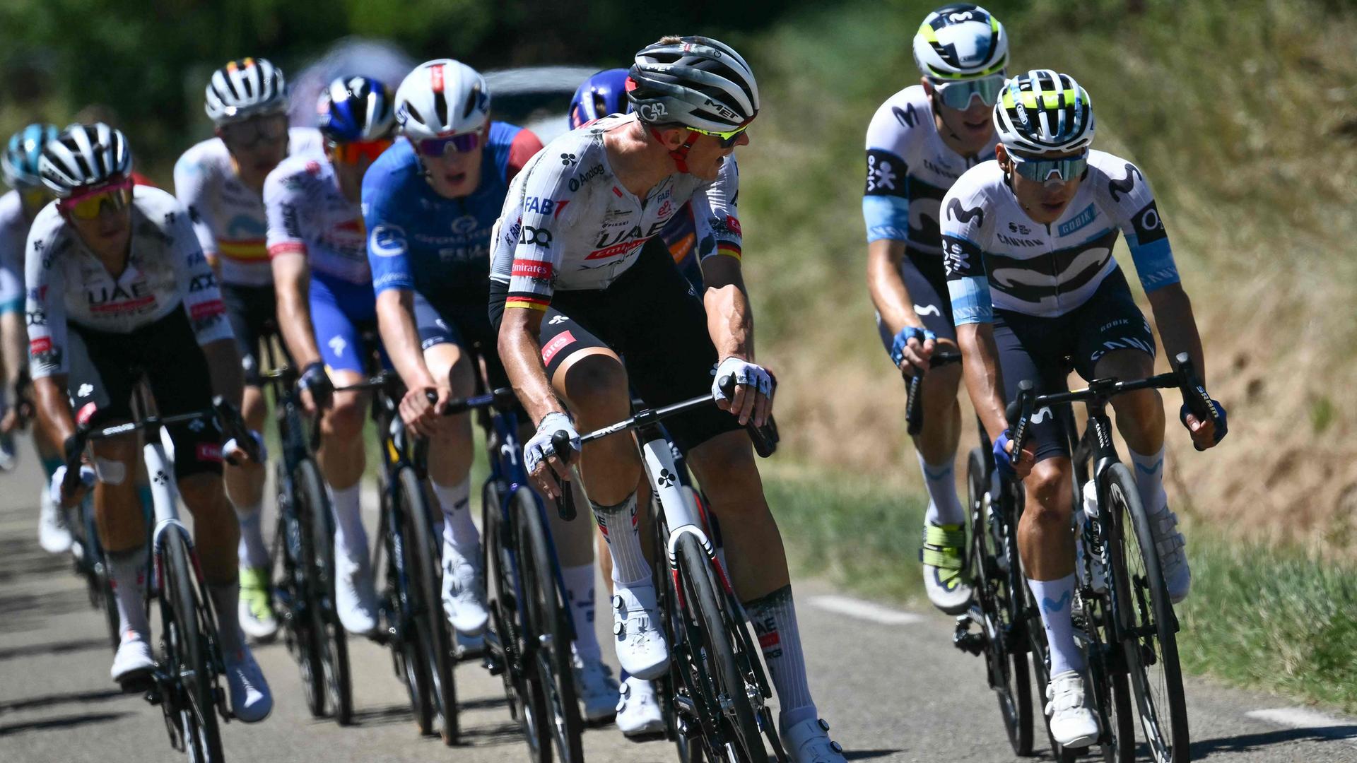 Dieses Foto vom 22. Juli 2025 zeigt den deutschen Fahrer Nils Politt (Mitte) vom UAE Team Emirates – XRG, wie er den spanischen Fahrer Pablo Castrillo (rechts) vom Movistar Team nach seinem Ausreißversuch während der 16. Etappe der 112. Ausgabe der Tour de France