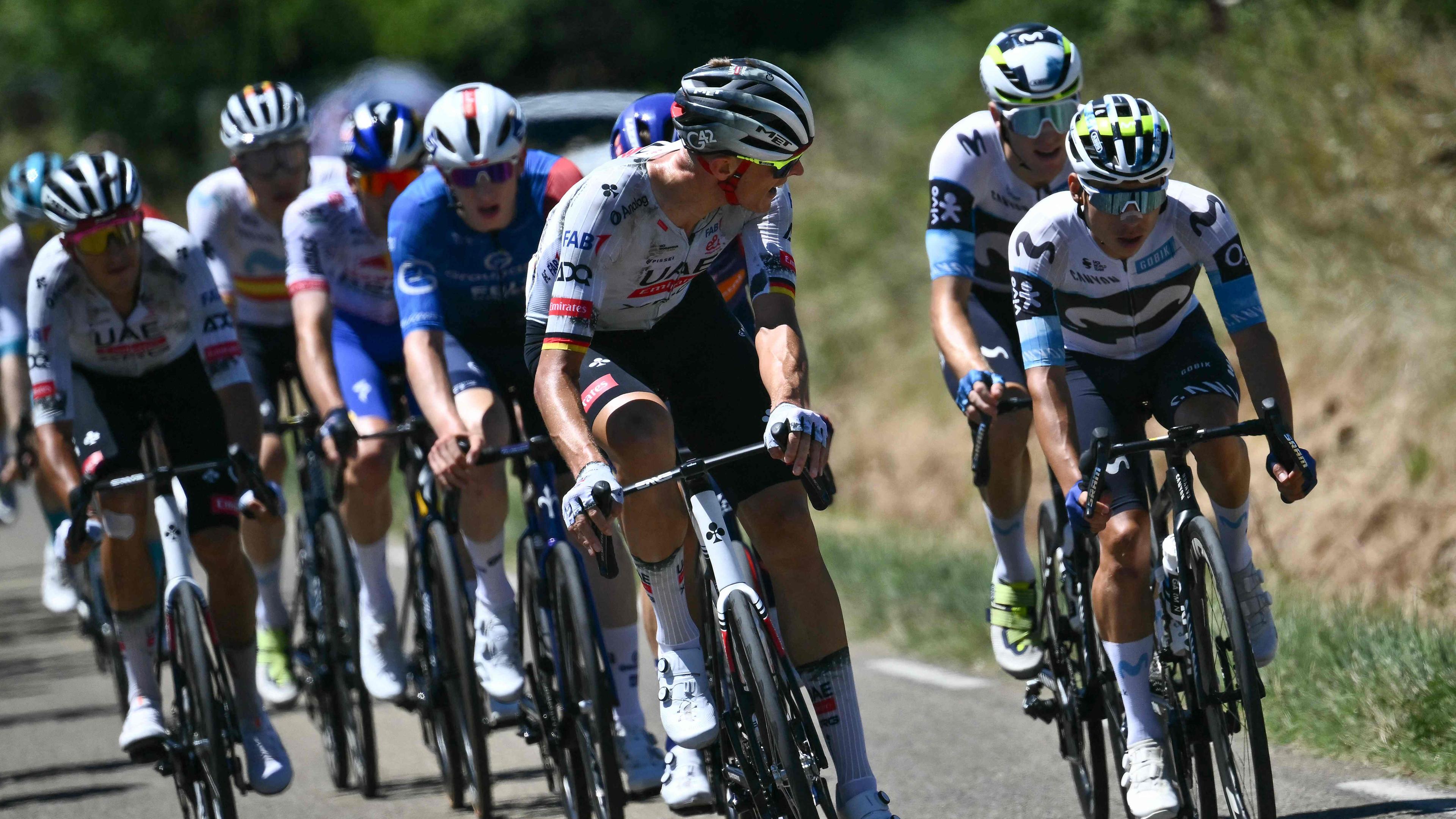 Dieses Foto vom 22. Juli 2025 zeigt den deutschen Fahrer Nils Politt (Mitte) vom UAE Team Emirates – XRG, wie er den spanischen Fahrer Pablo Castrillo (rechts) vom Movistar Team nach seinem Ausreißversuch während der 16. Etappe der 112. Ausgabe der Tour de France