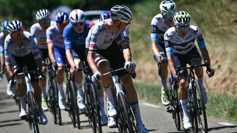 Dieses Foto vom 22. Juli 2025 zeigt den deutschen Fahrer Nils Politt (Mitte) vom UAE Team Emirates – XRG, wie er den spanischen Fahrer Pablo Castrillo (rechts) vom Movistar Team nach seinem Ausreißversuch während der 16. Etappe der 112. Ausgabe der Tour de France