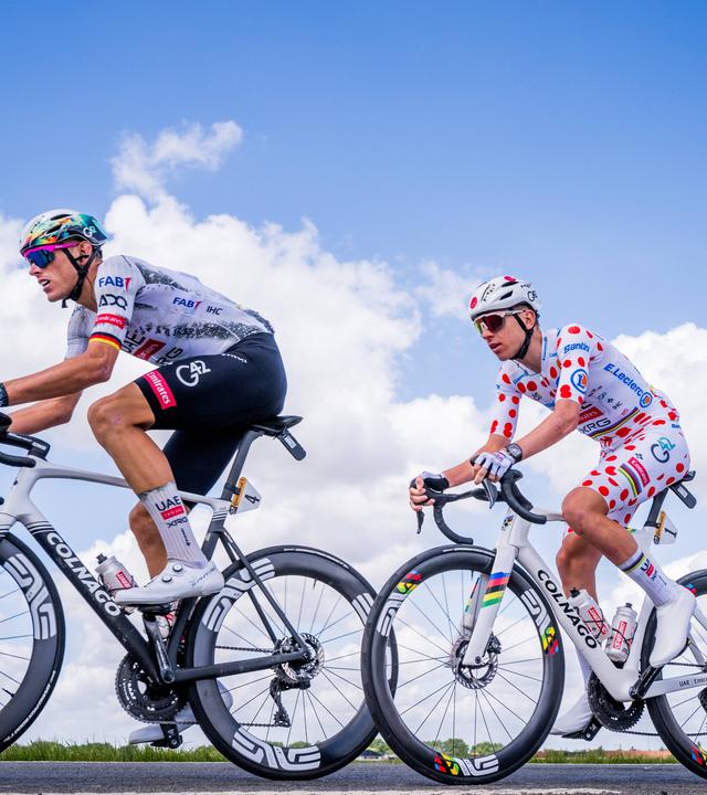 Deutschlands Nils Politt und Sloveniens Tadej Pogacar in Aktion bei der Tour de France.