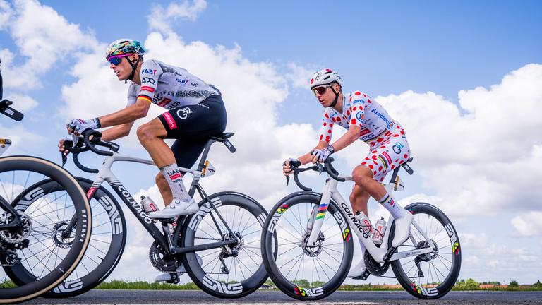 Deutschlands Nils Politt und Sloveniens Tadej Pogacar in Aktion bei der Tour de France.